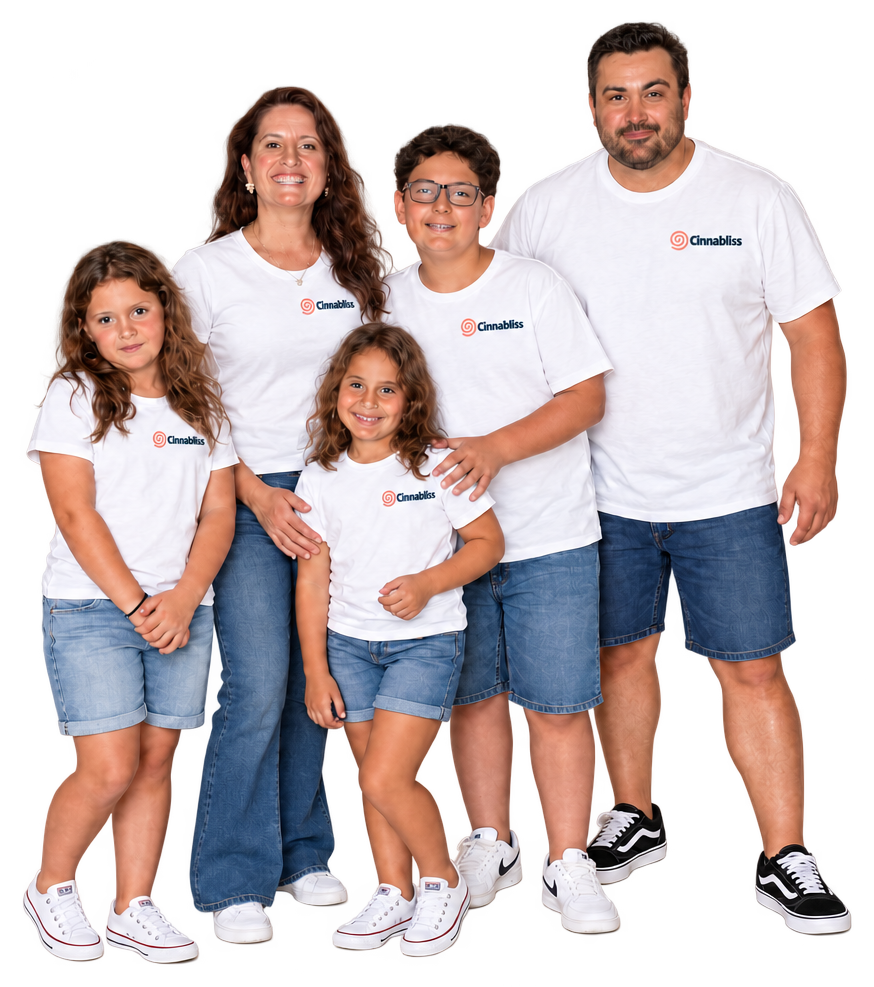 A família Cinnabliss: o casal e seus três filhos, com camisetas brancas da marca